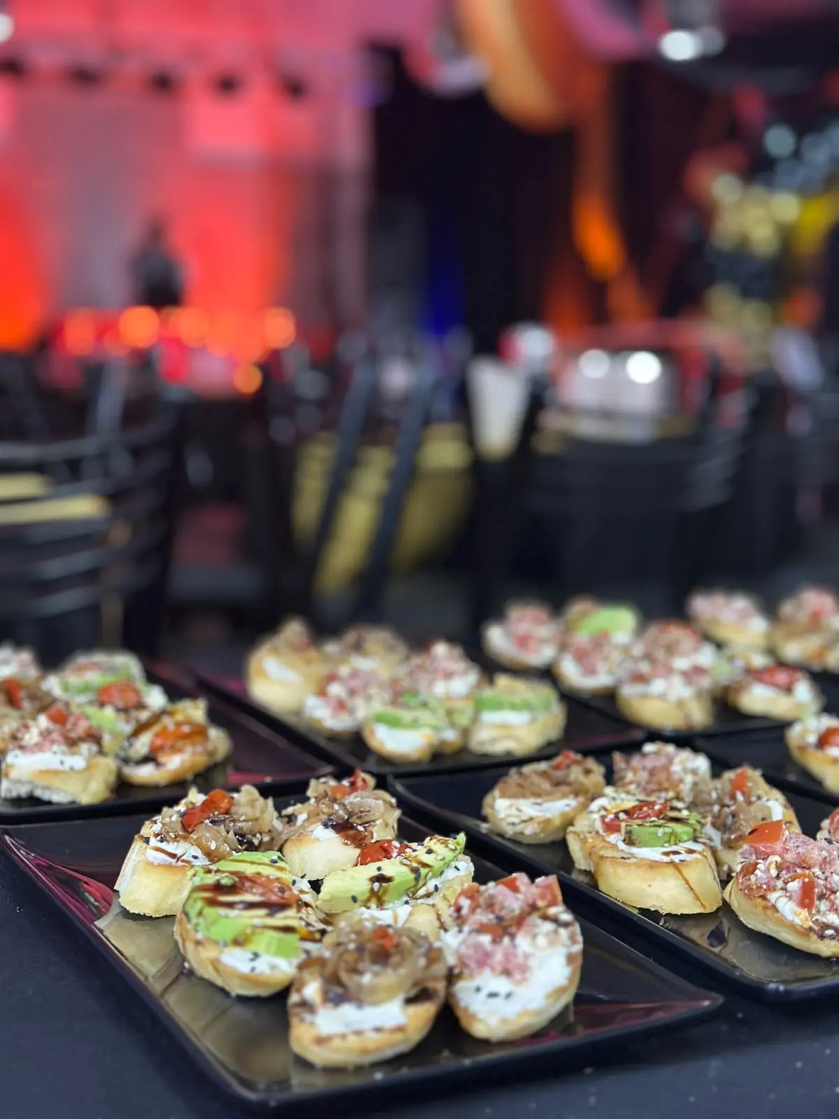 Brusquetas variadas presentadas para una recepción