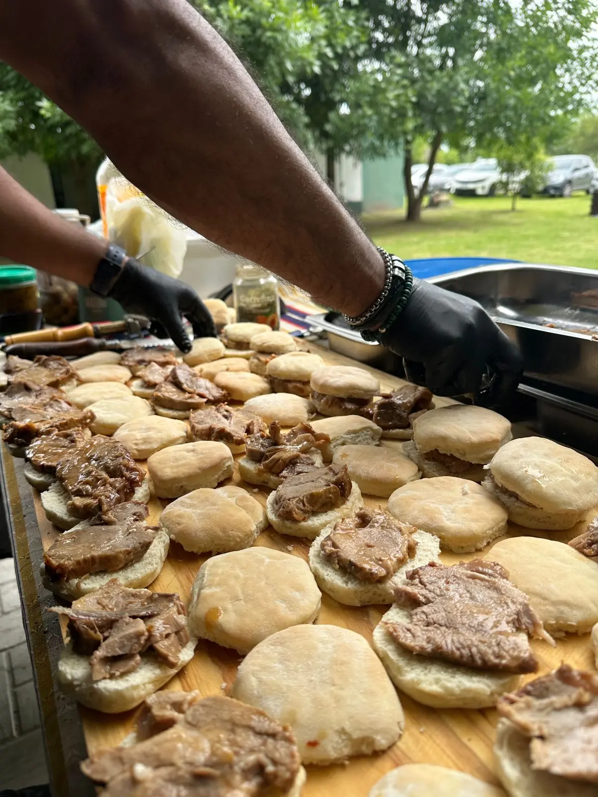 Preparación de sándwiches de carne durante un evento