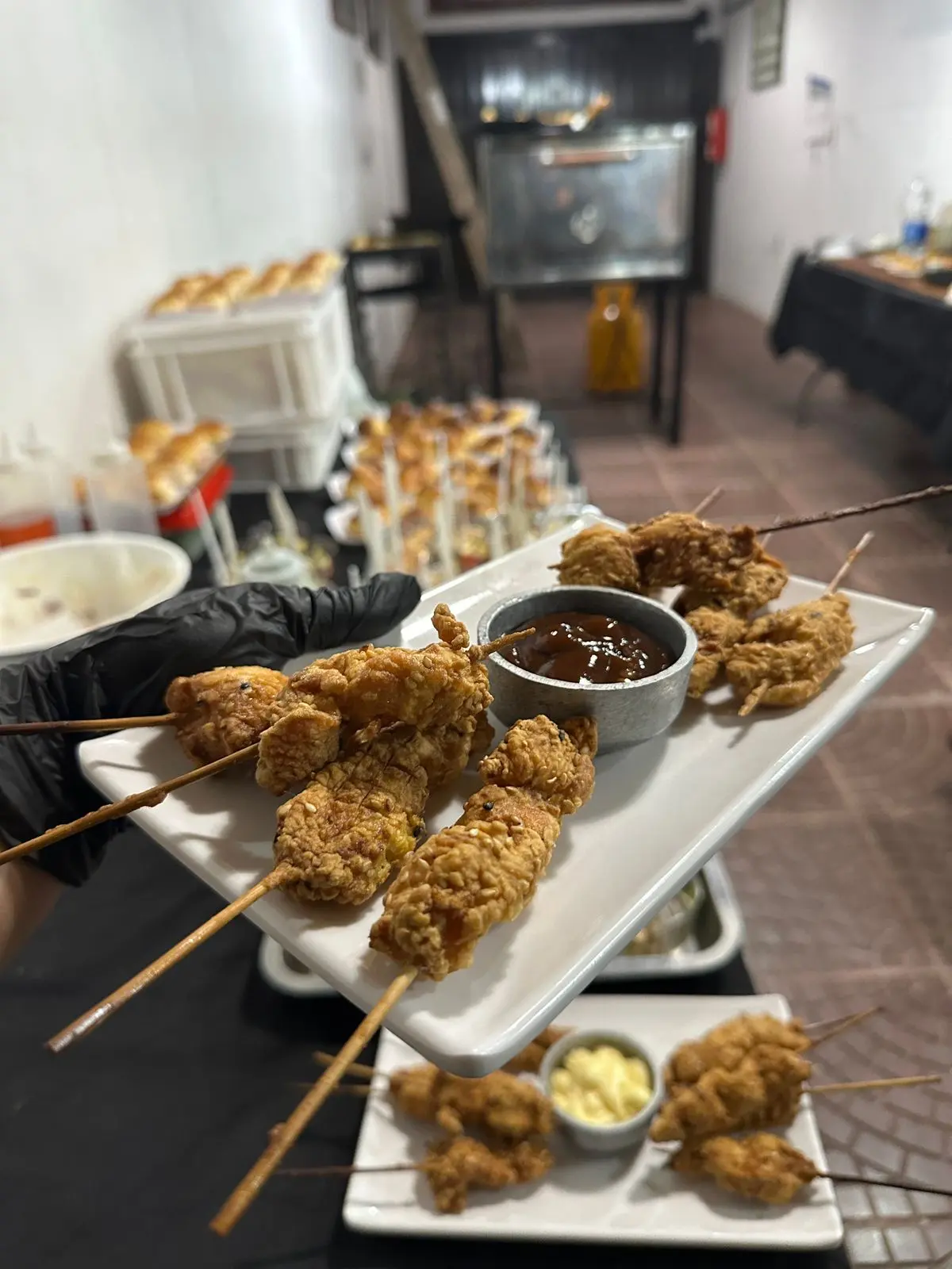 Pinchos de pollo con salsas del Menú Premium