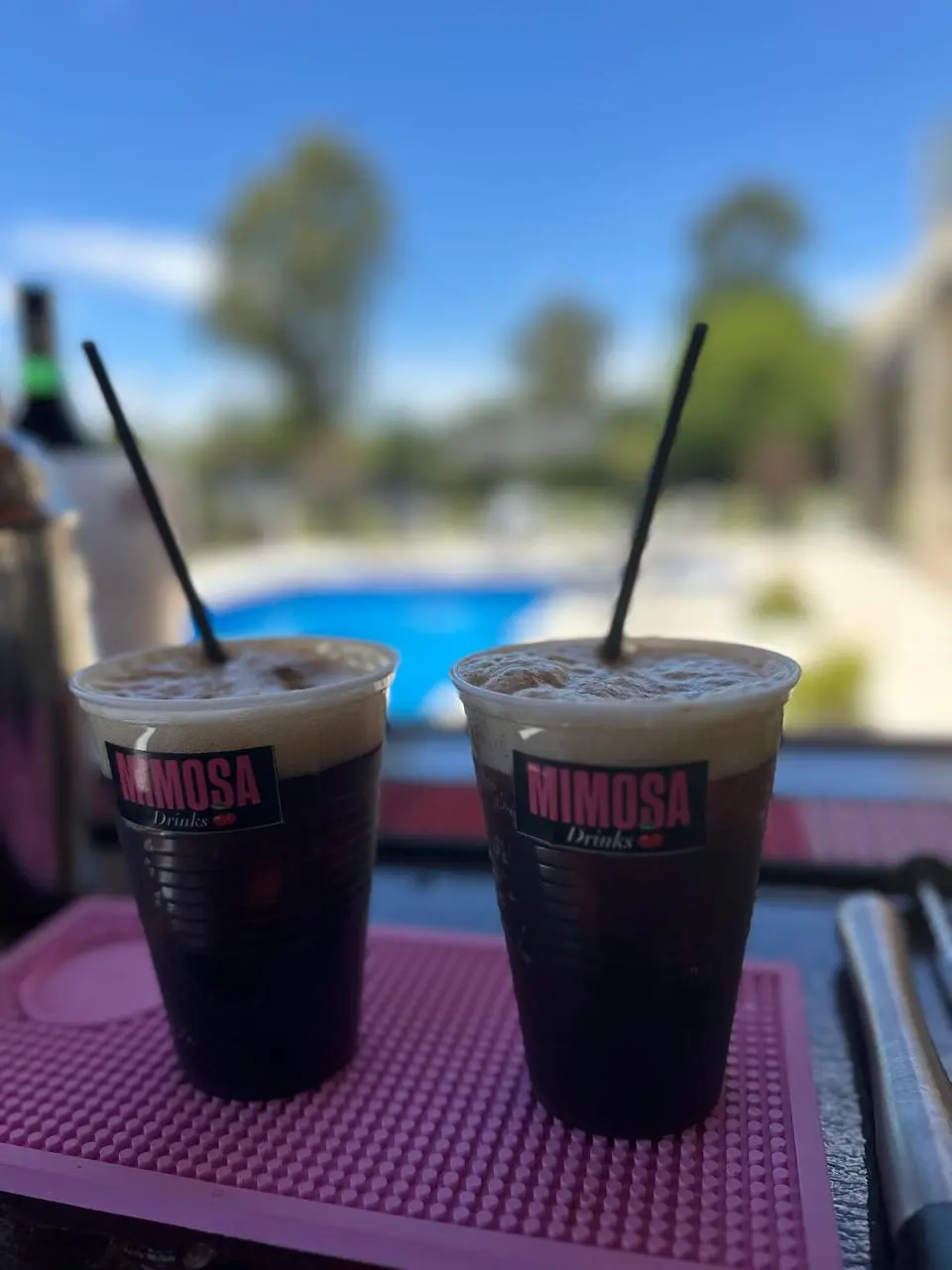 Tragos preparados en la barra durante un evento