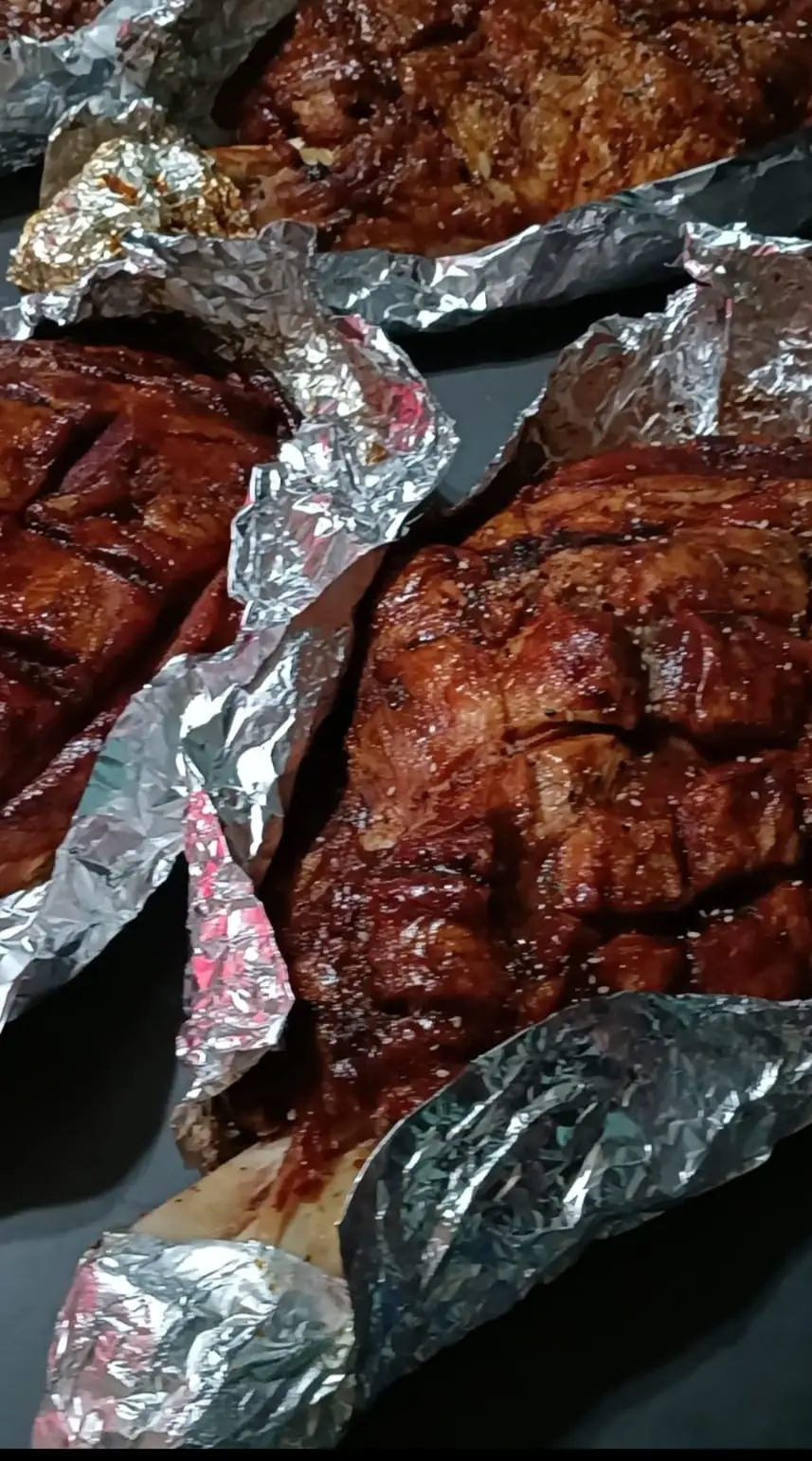 Perniles de cerdo cocidos y listos para el servicio