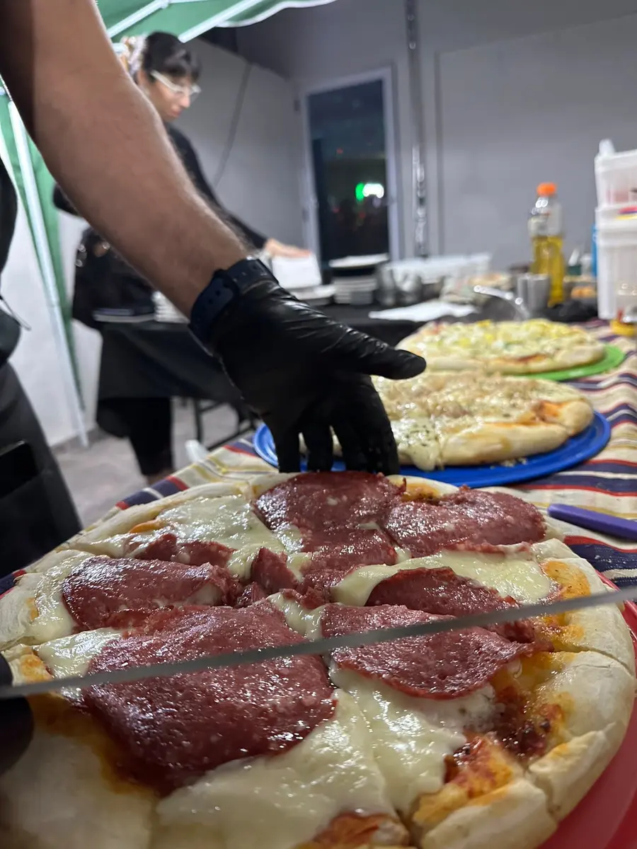 Equipo de Taky's Eventos preparando pizzas durante el servicio