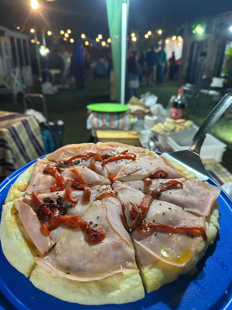 Pizza de jamón y morrones lista para servir