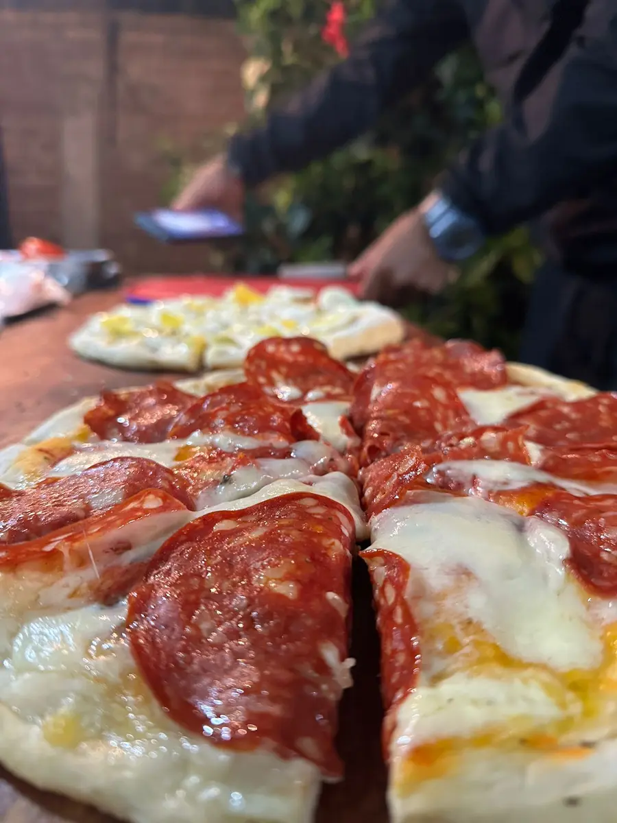 Pizza de salame recién servida