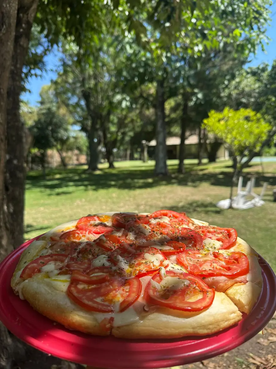 Pizza recién servida en un evento al aire libre