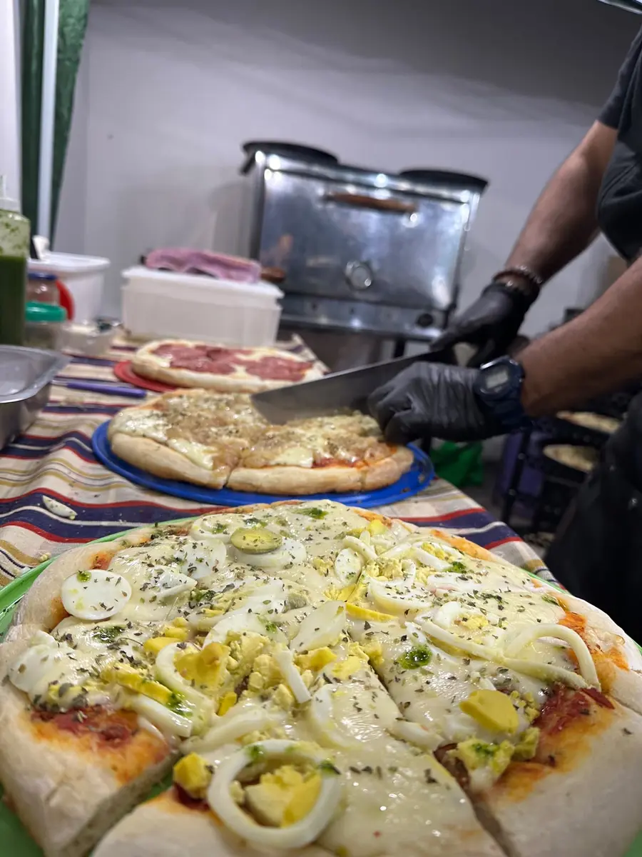 Servicio de pizzas frescas durante un evento